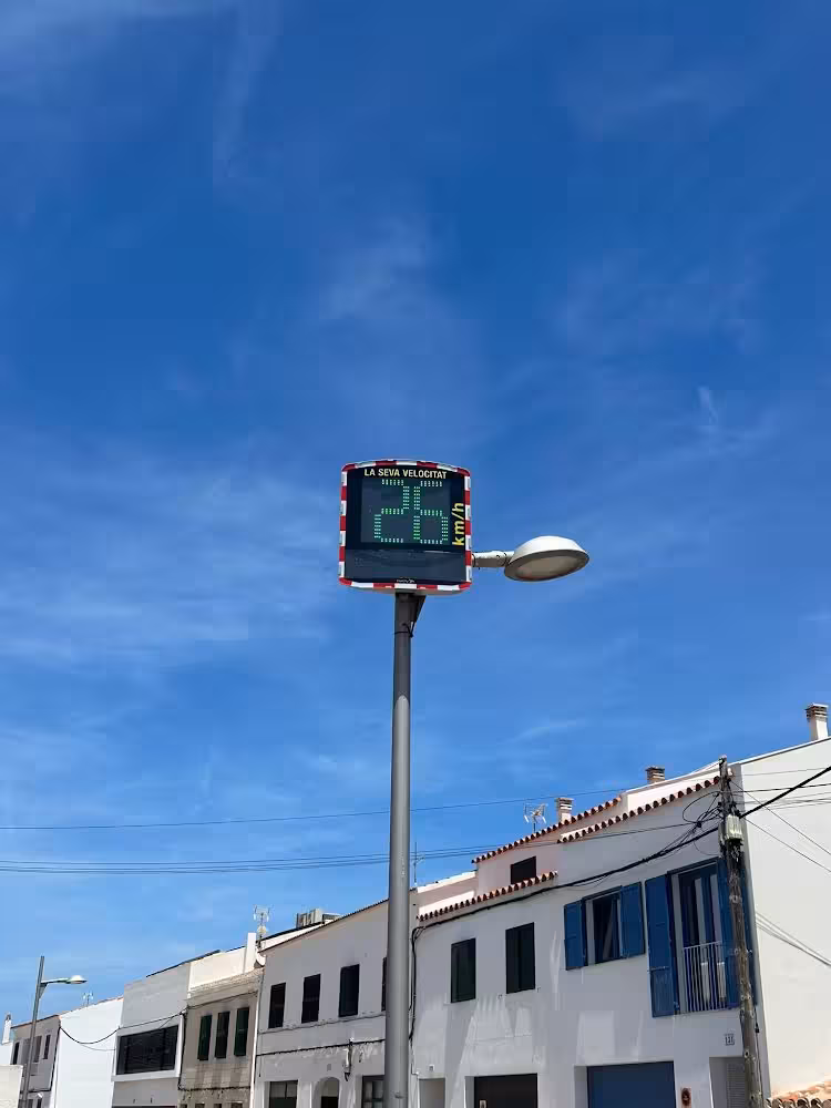 Es Mercadal instala dos nuevos radares pedagógicos