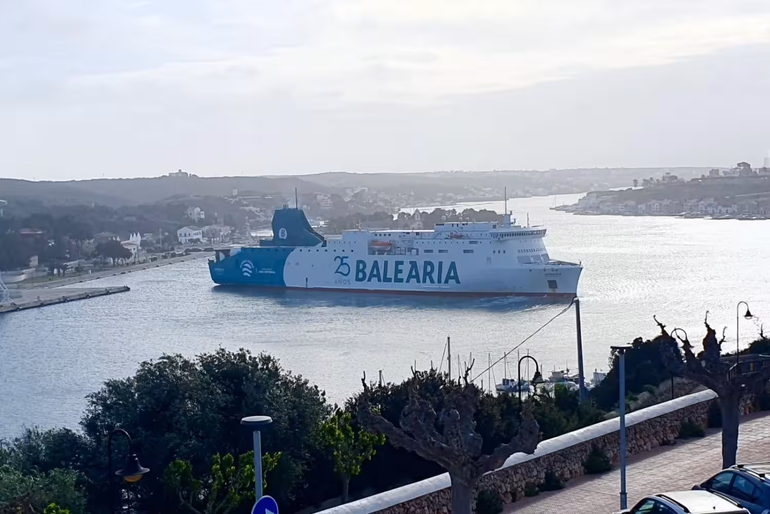 (La foto) Baleària recala en Maó debido al mal tiempo