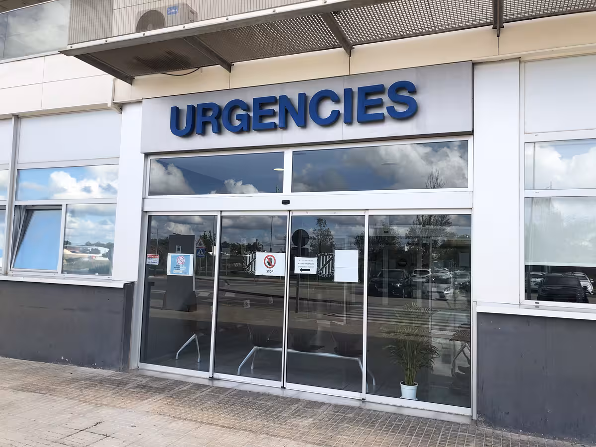 Un herido en un choque frontal entre un coche y una furgoneta a la salida de Maó