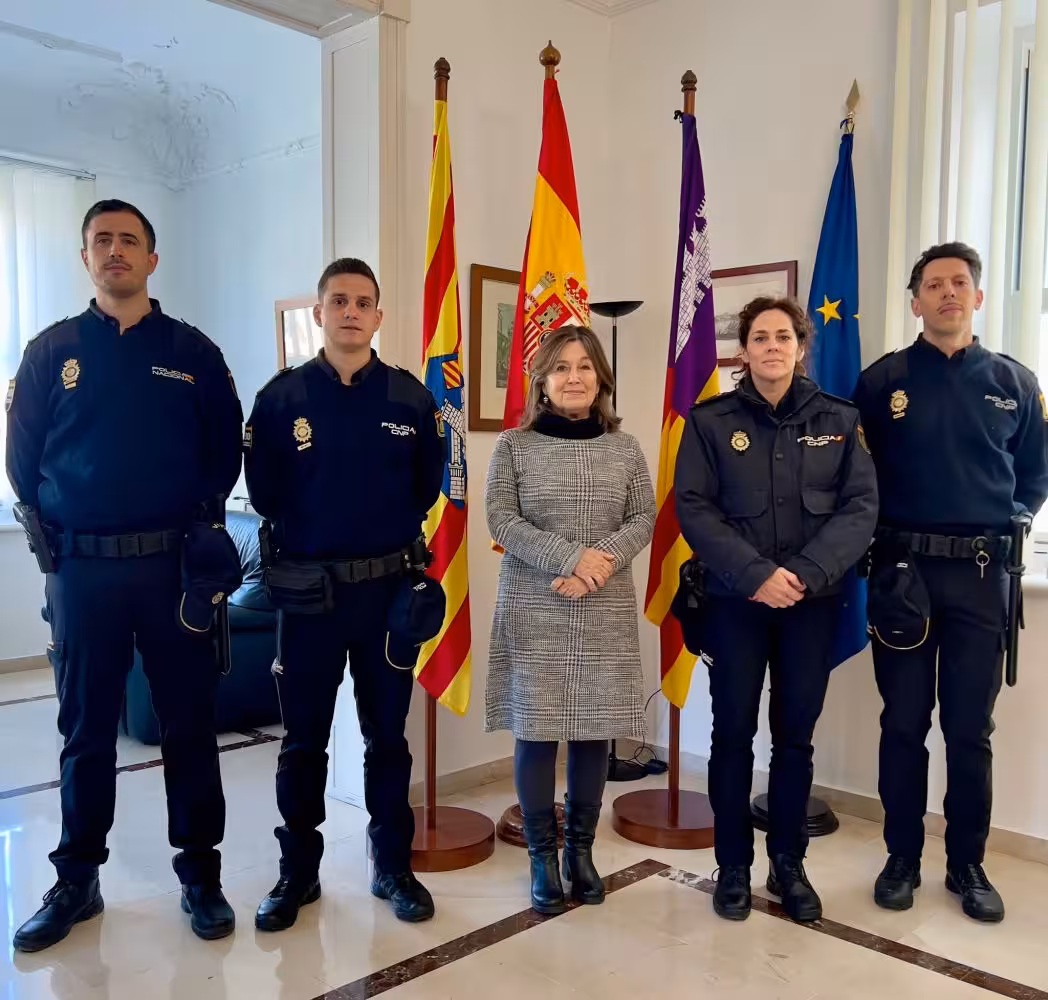 Seis nuevos oficiales de policía se incorporan a las comisarías de Maó y Ciutadella