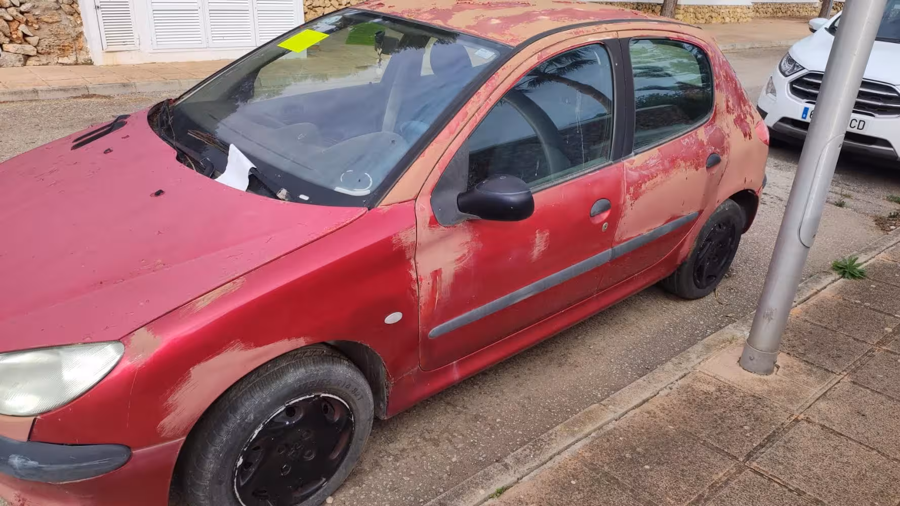 Es Mercadal inicia una campaña para retirar los vehículos abandonados del polígono de Llinàritx