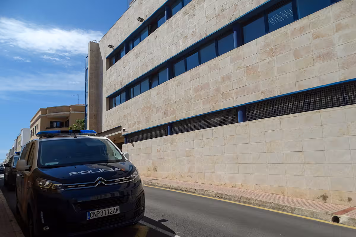 Los tres detenidos en Ciutadella han sido acusados de una docena de robos