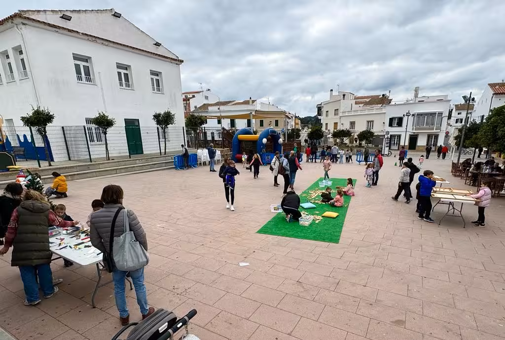 (Fotos) 'Matinal infantil' en la Plaça Pare Camps de Es Mercadal