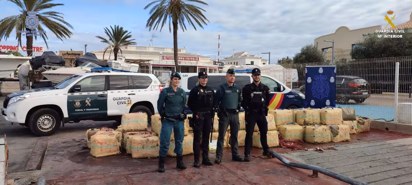 (Fotos) La policía recupera 59 fardos con más de 3.500 kilogramos de hachís en Ciutadella