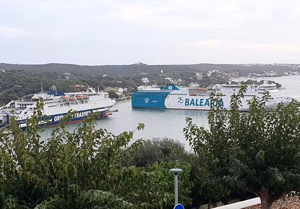 (La foto) El cierre del dique de Son Blanc obliga a Baleària a recalar en el puerto de Maó