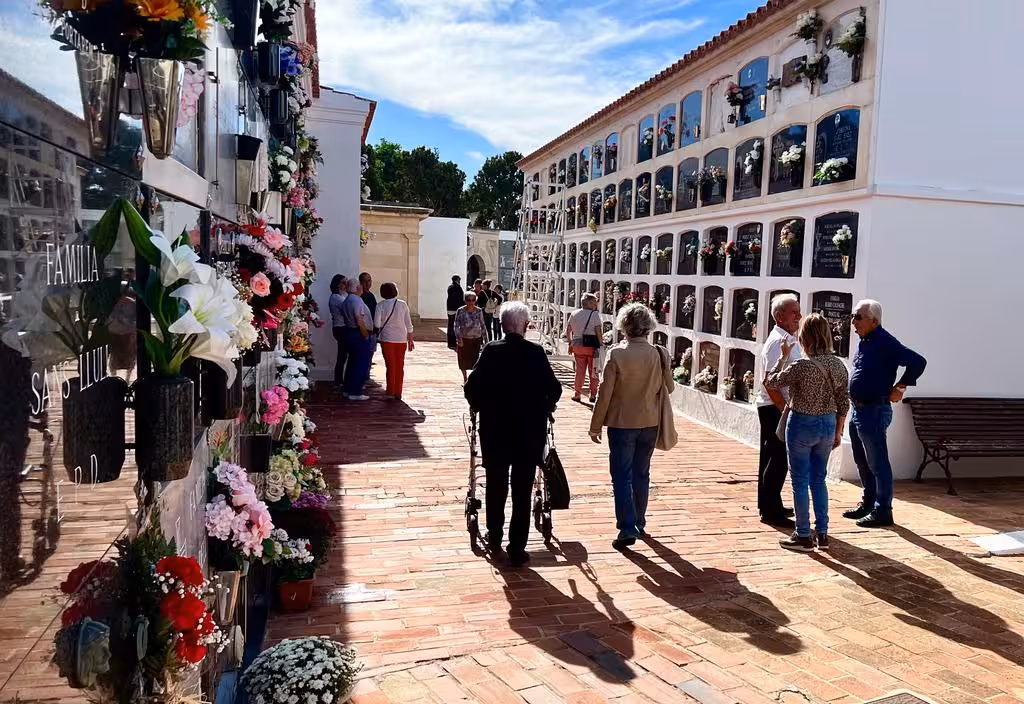 (Fotos y vídeo) Flores y ofrendas llenan los cementerios de Menorca