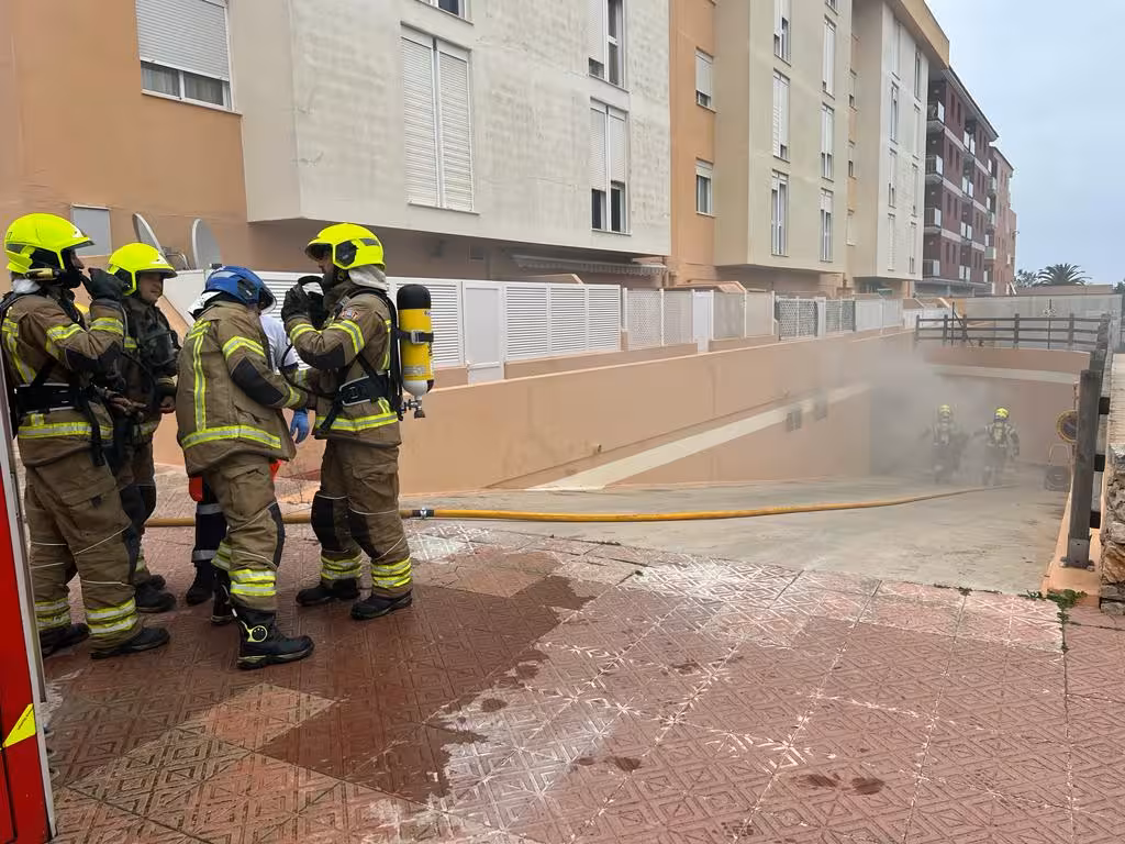 (Fotos y vídeo) Una fuerte explosión provoca un incendio en Font i Vidal