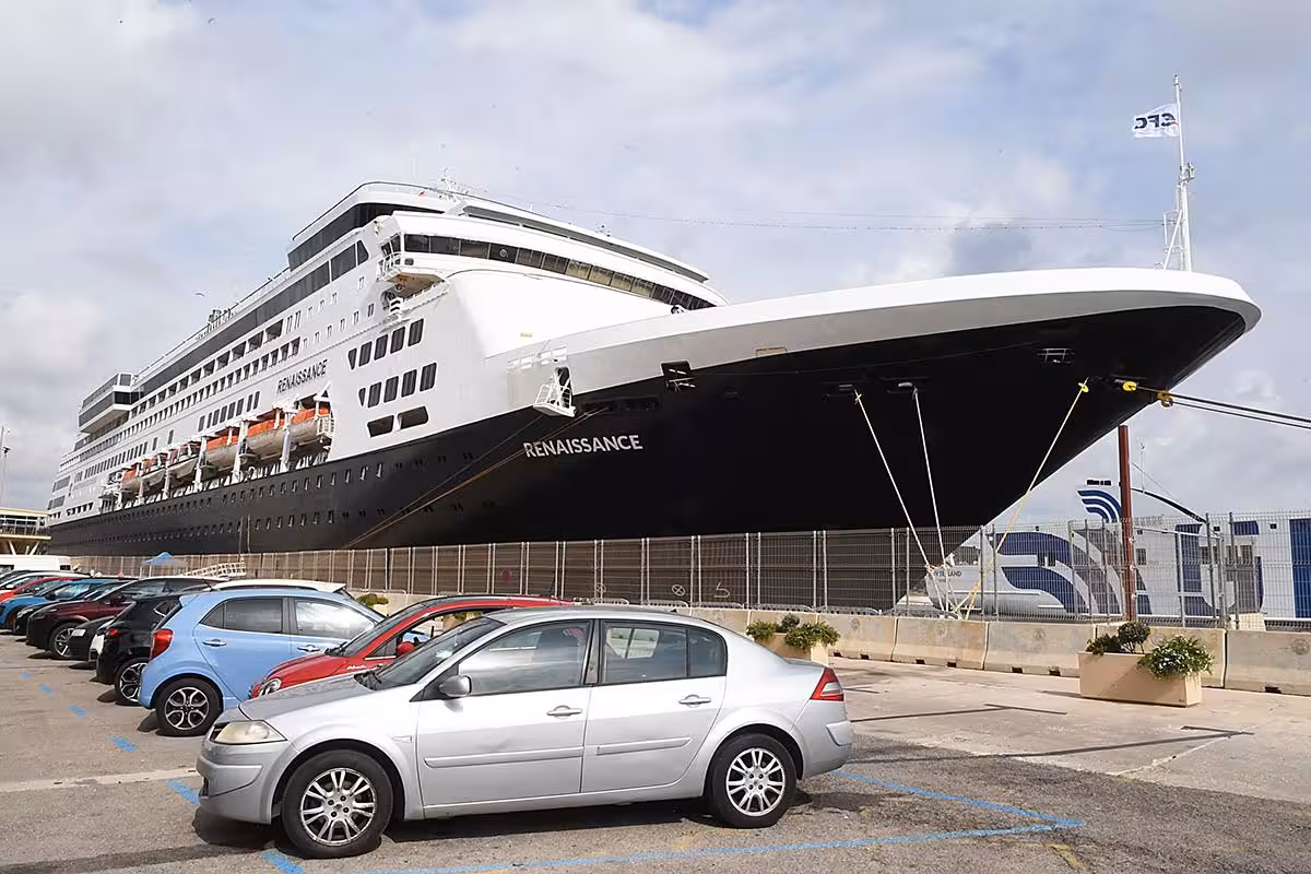 (Fotos) El crucero Renaissance hace escala en Maó tras esquivar el terremoto de Marruecos