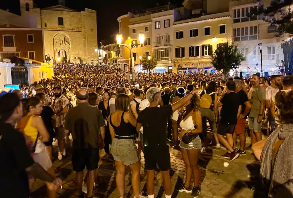 (Fotos) La madrugada en Plaza España: un mar de gente celebra la revetla tras el jaleo