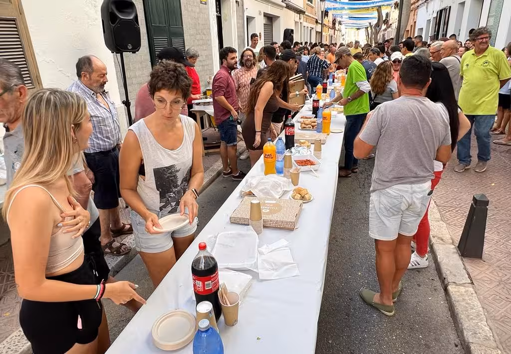 (Fotos y Vídeo) El tradicional 'berenar de caixers' llena de alegría y sabor Maó