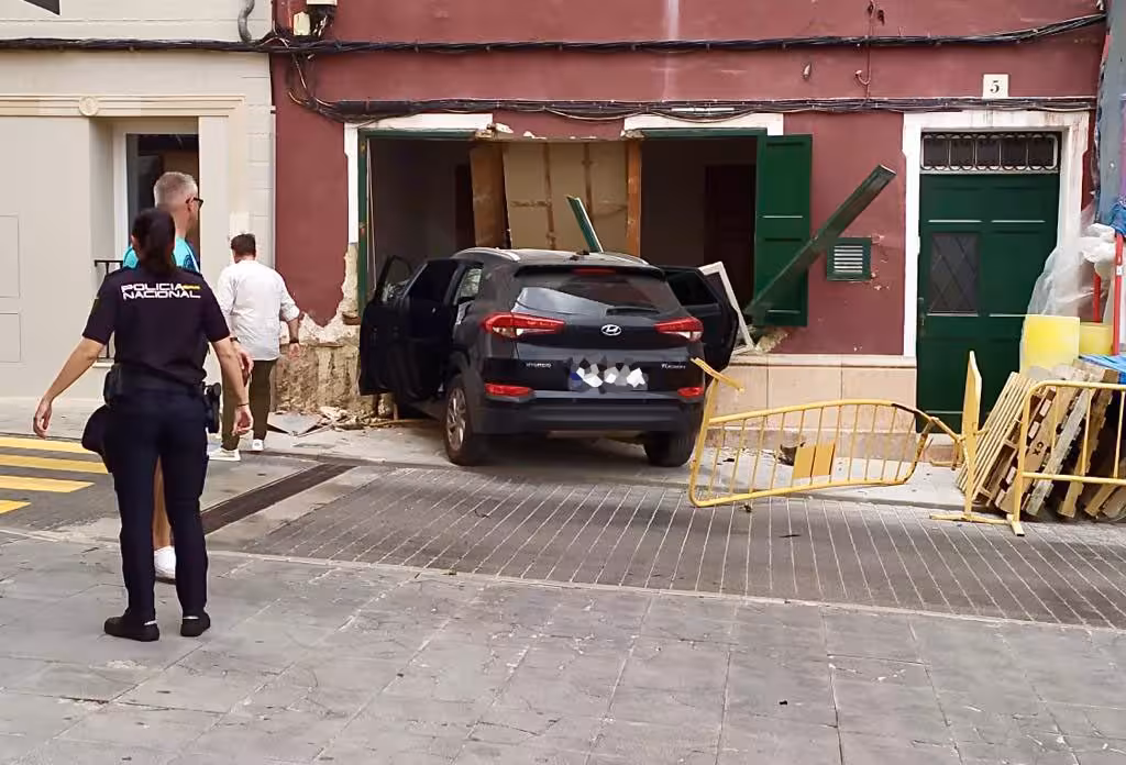 (Fotos) Un coche se estrella contra un domicilio en la Plaza Miranda y penetra hasta el comedor