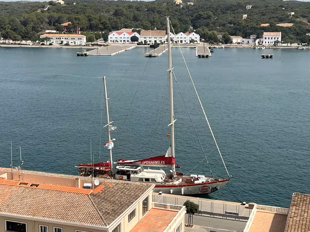 (La foto) Maó acoge una vez más al buque Astral de Open Arms