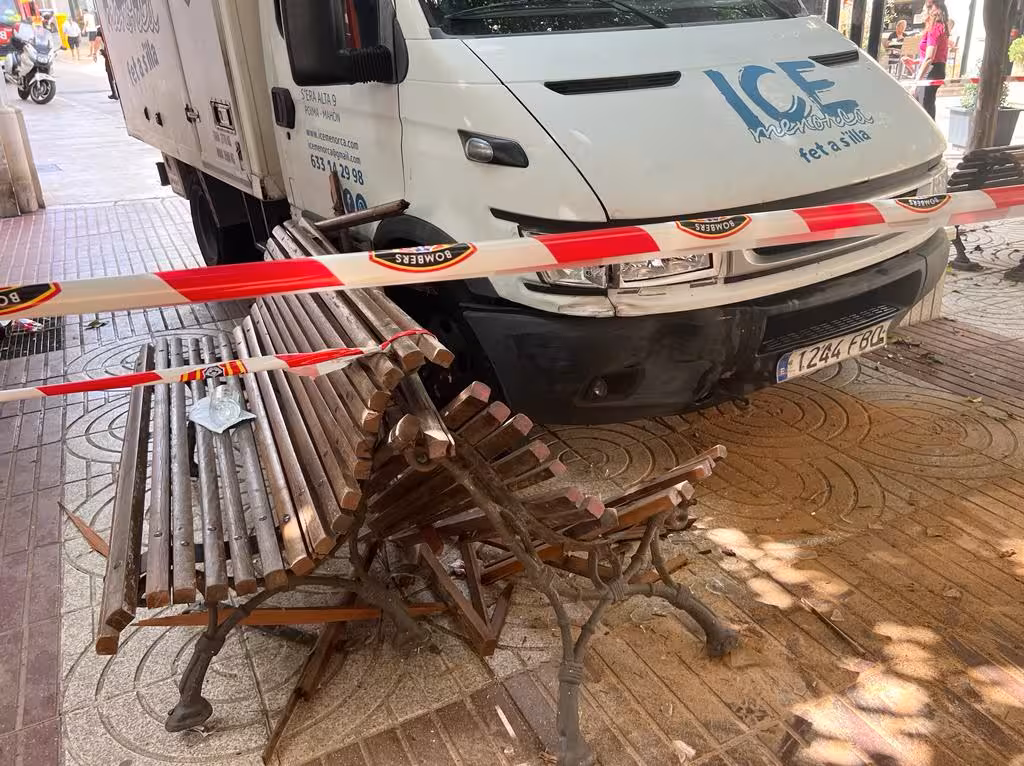 (Fotos)  Grave accidente en Maó: una furgoneta descontrolada atropella a dos peatones