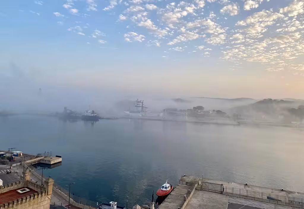 (Fotos) El puerto de Maó amanece decorado por la niebla