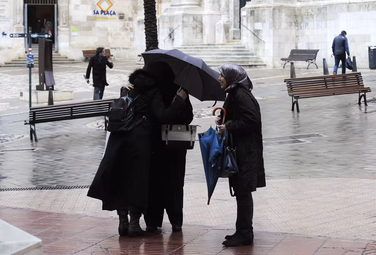 Cancelaciones o cambios de ubicación: la lluvia y el viento afectan a muchos actos en Menorca