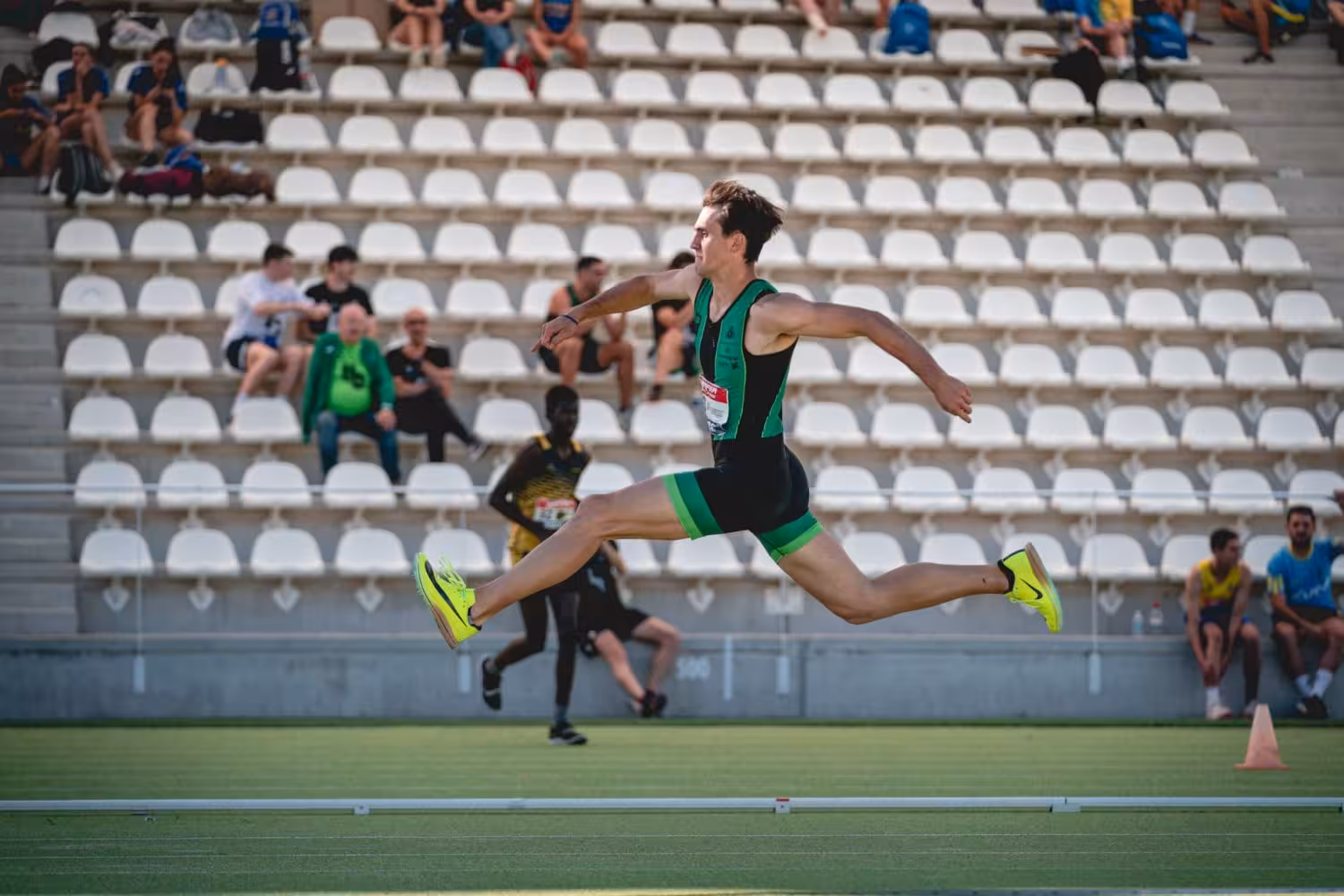 Nico Vila iguala el récord de Menorca de salto de longitud