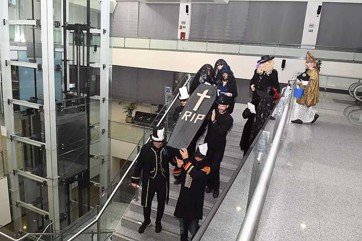 (Fotos) 'Funeral' por "los puestos de trabajo no repuestos" en el aeropuerto de Menorca