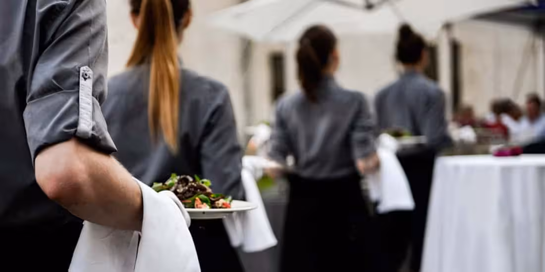 Los salarios de 160.000 trabajadores de la hostelería subirán un 8,5 % en 2 años