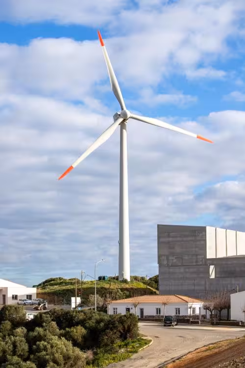 Inician el apuntalamiento de la estructura del molino de Milà dañado