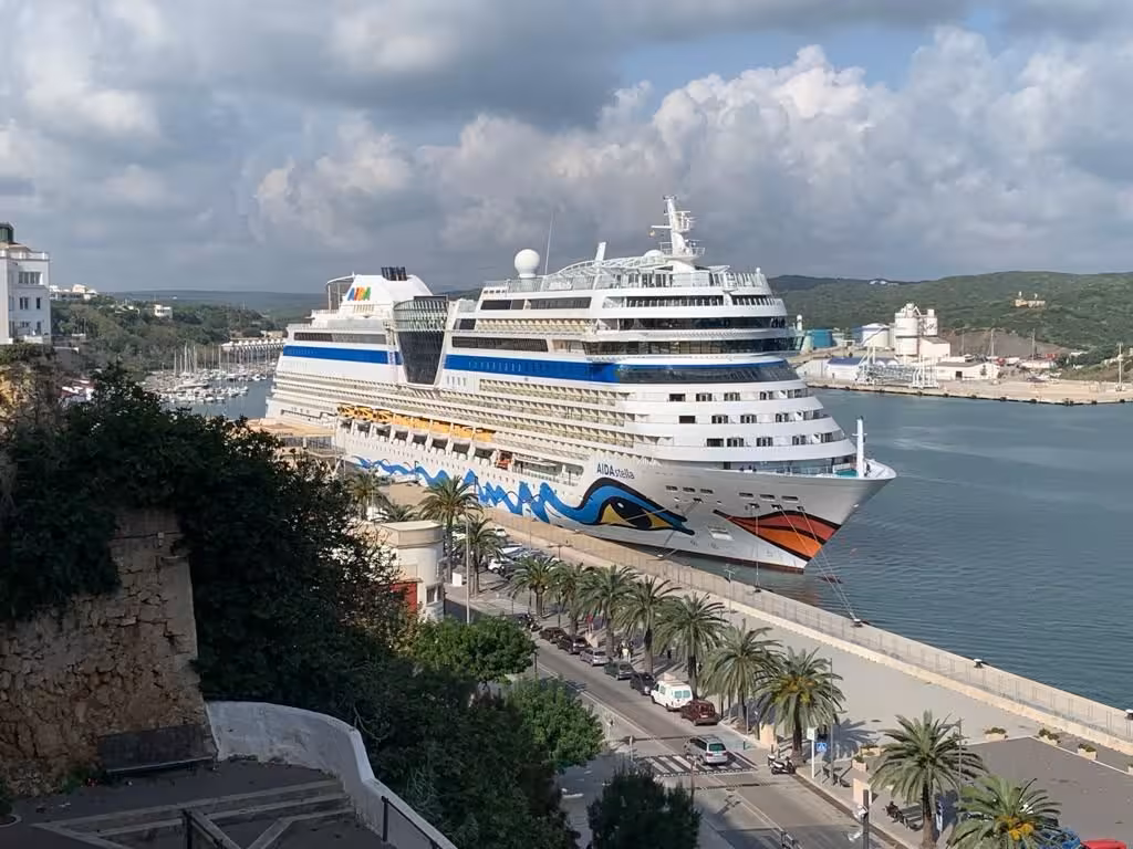 Atraca en el puerto de Maó el último crucero de la temporada