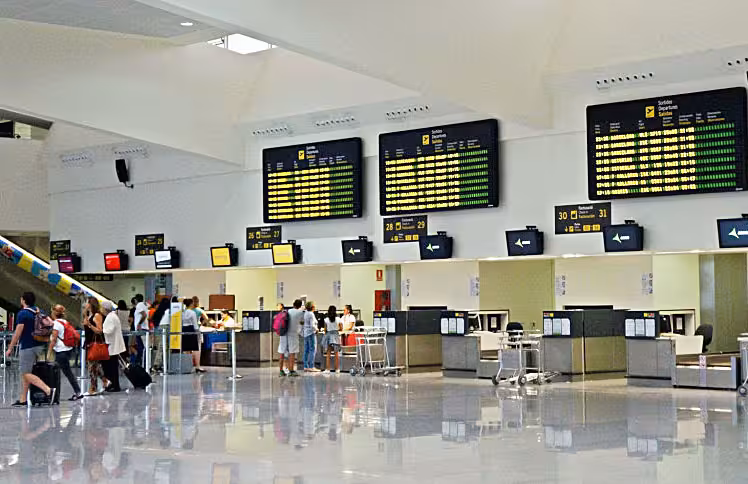 Maó operará hoy un 56,9% más aviones que antes de la pandemia