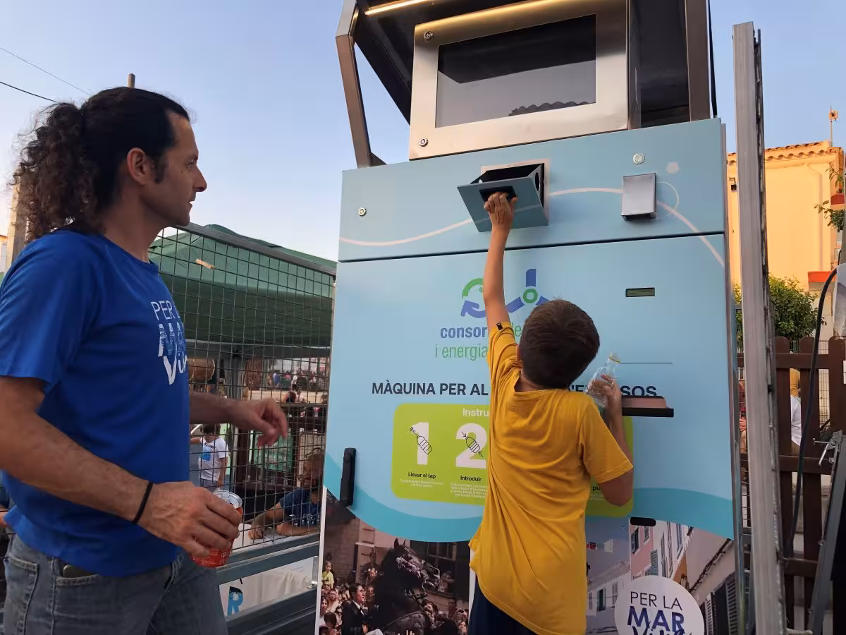 Más de 5.000 vasos reutilizables y 17.000 envases recuperados en las fiestas de Menorca
