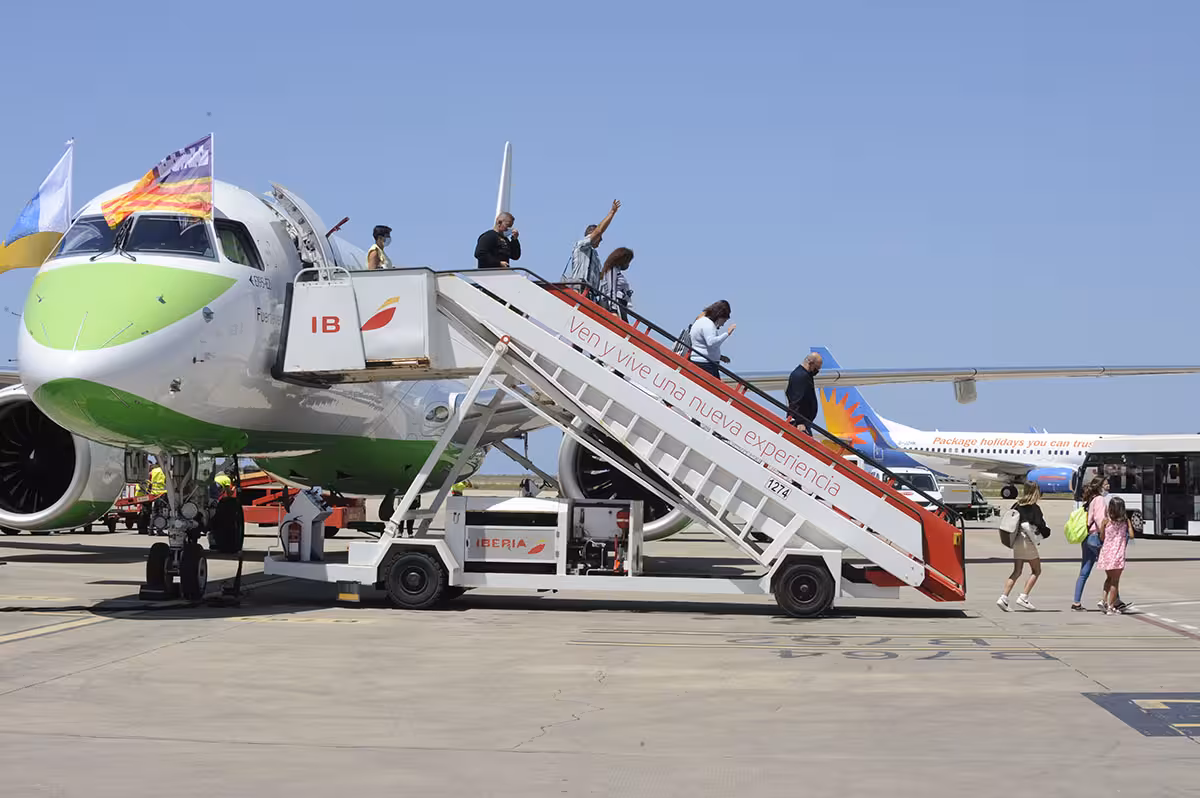 Trabajadores del aeropuerto exigen contratar a tres técnicos de operaciones