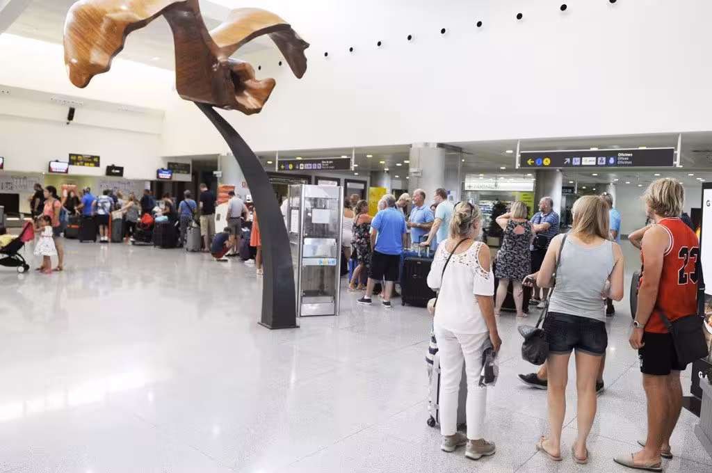El aeropuerto de Menorca opera 566 vuelos este fin de semana