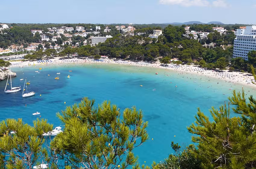 La aparición de restos fecales obliga a cerrar una hora la playa de Cala Galdana