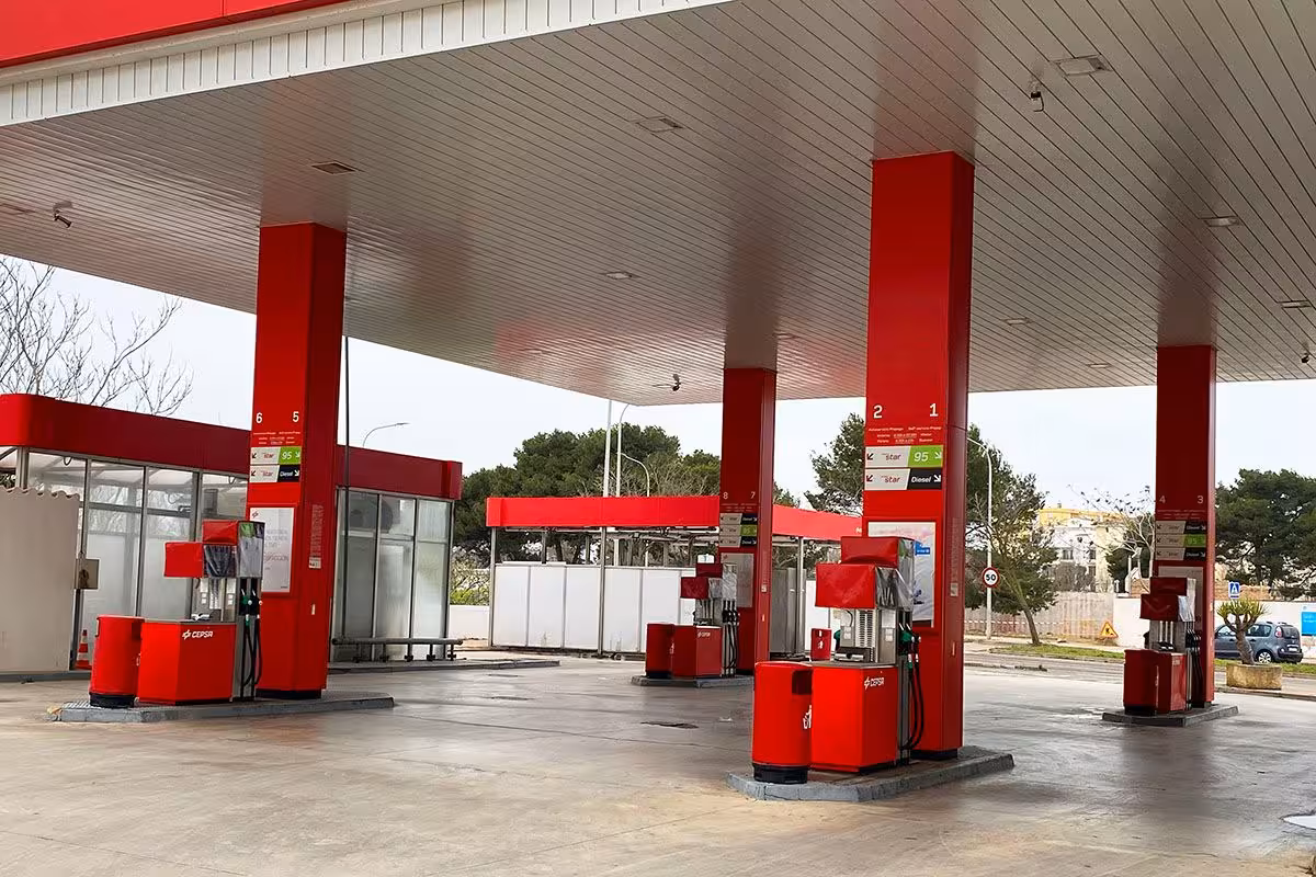 La gasolina cae más de un 2 % y sigue en mínimos desde mayo