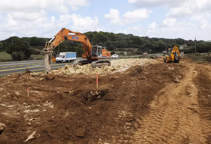 El Consell firma el contrato para retomar las obras de la carretera general