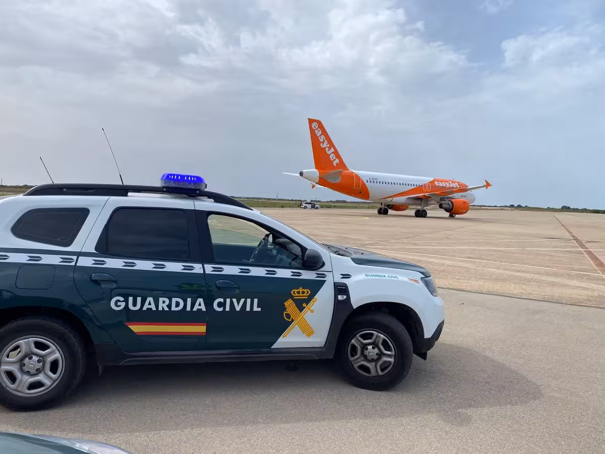 A disposición judicial el joven británico detenido por la amenaza de bomba en un avión
