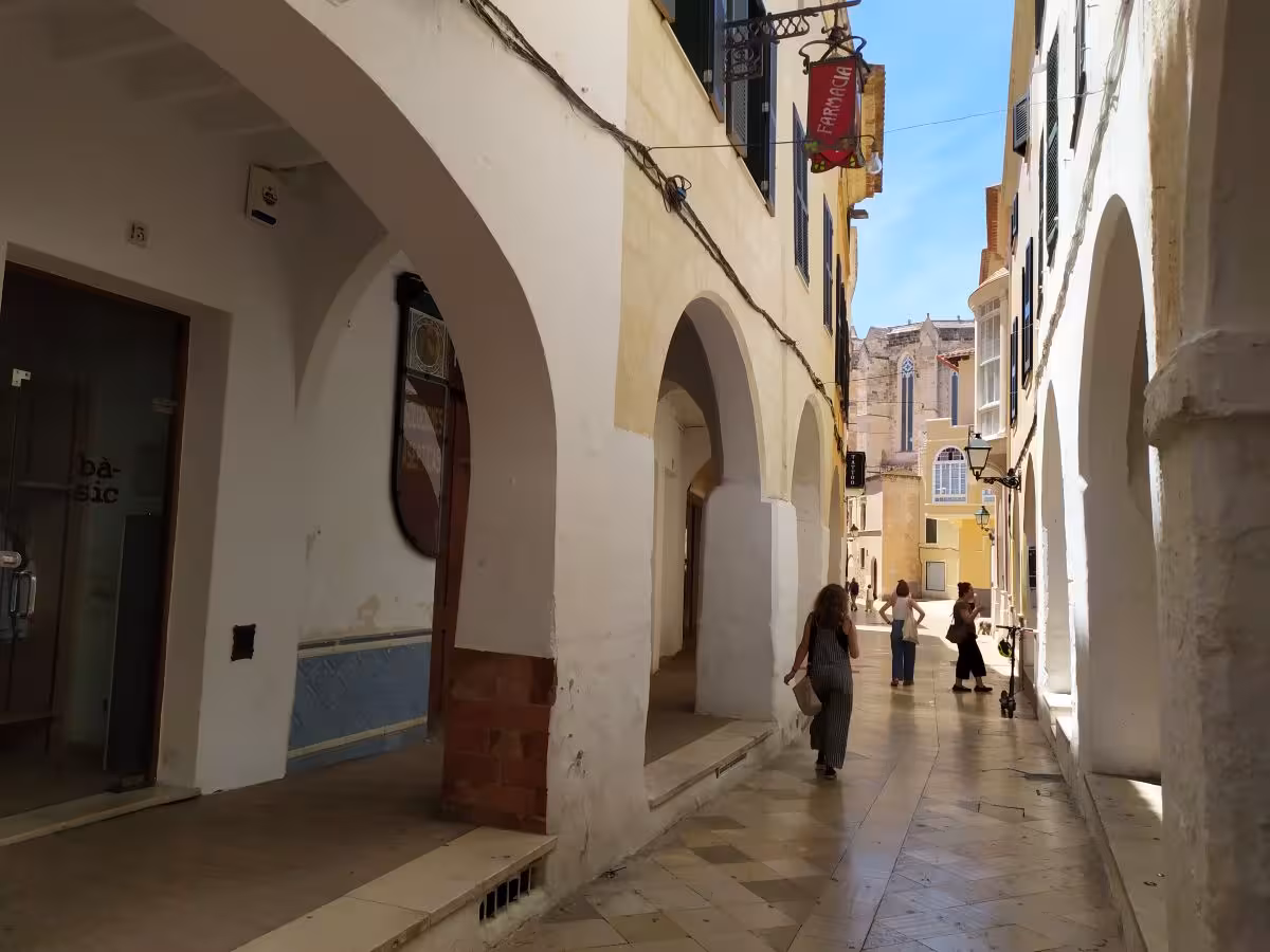 Los comerciantes de Menorca pagan un 40 % más en la factura eléctrica, según Ascome