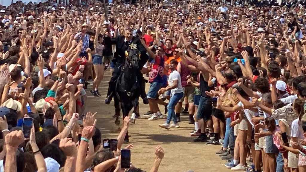 (Fotos y vídeo) Concurridos 'Jocs des Pla' en Ciutadella