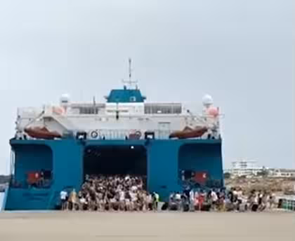 (Vídeo) 'Avalancha' de personas que desembarcan en Son Blanc para celebrar Sant Joan en Ciutadella