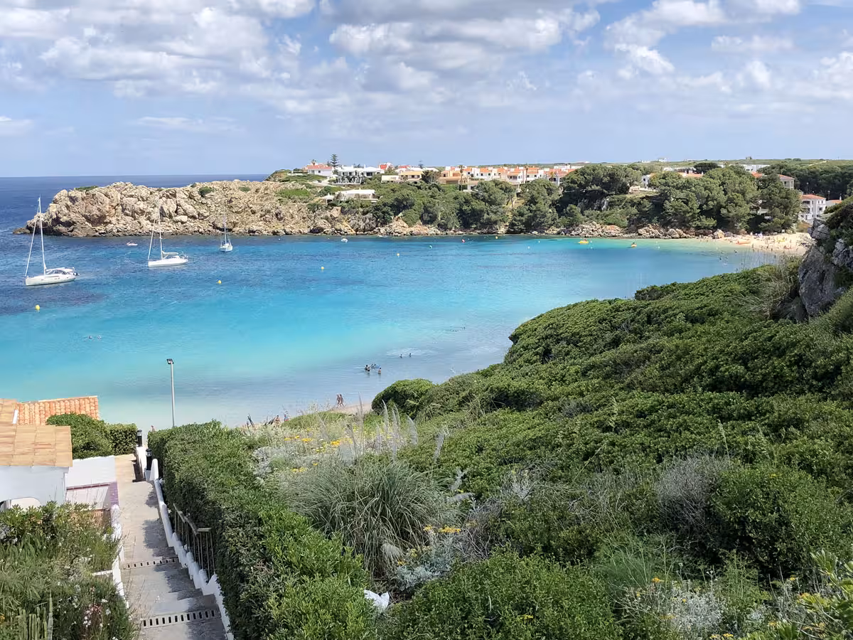 Hallan herida a una mujer tras precipitarse por un acantilado en Arenal d'en Castell