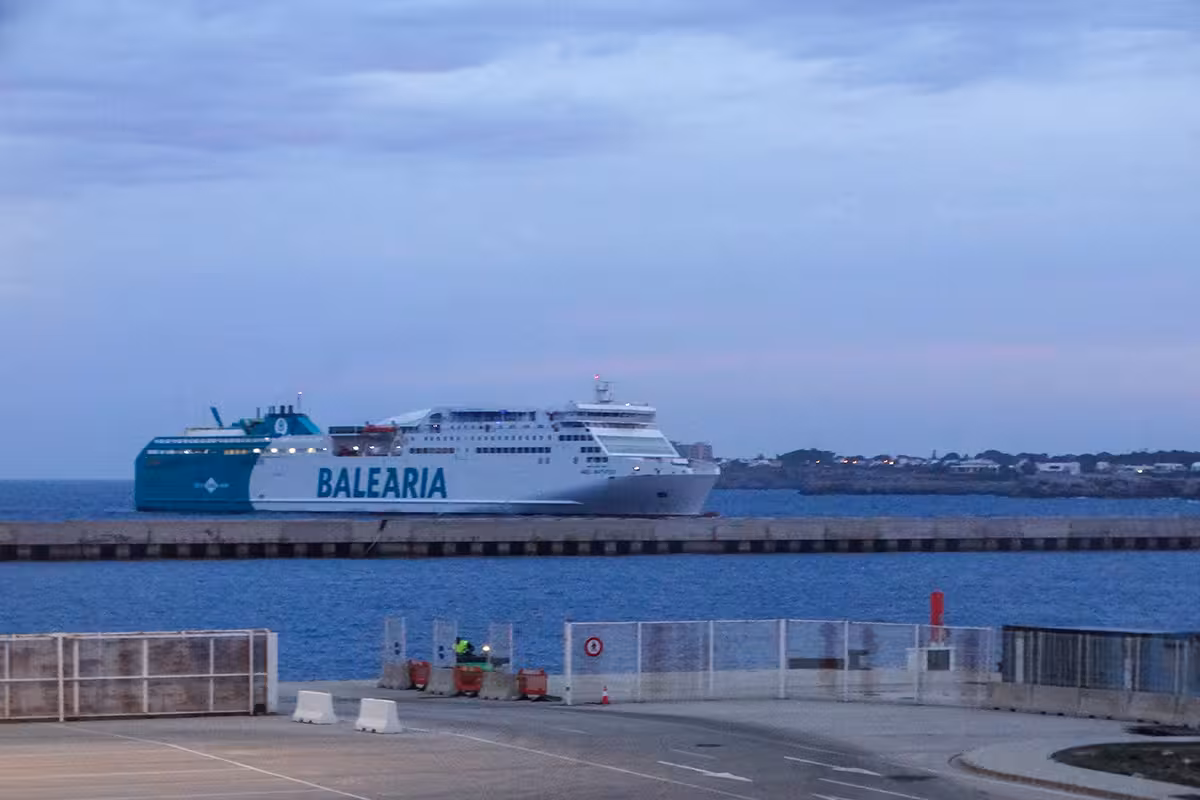 El temporal obliga a cancelar la ruta de Baleària entre Ciutadella y Alcúdia