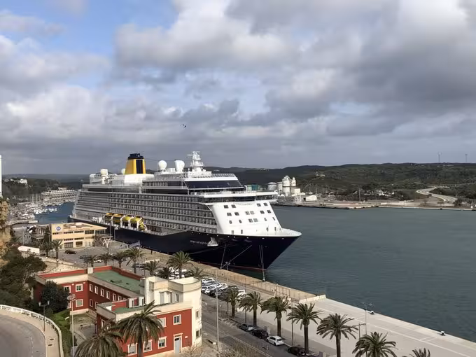 (La foto) El primer crucero del año llega al puerto de Maó