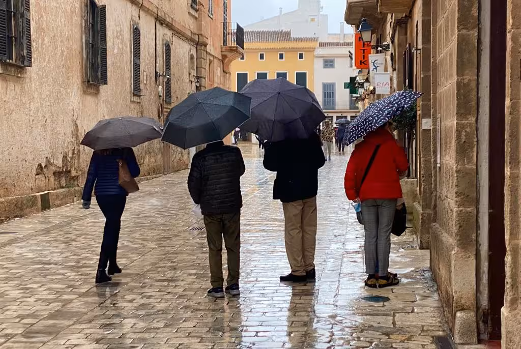 Las lluvias dejan 7 litros en La Mola y las olas superan los 6 metros en Maó