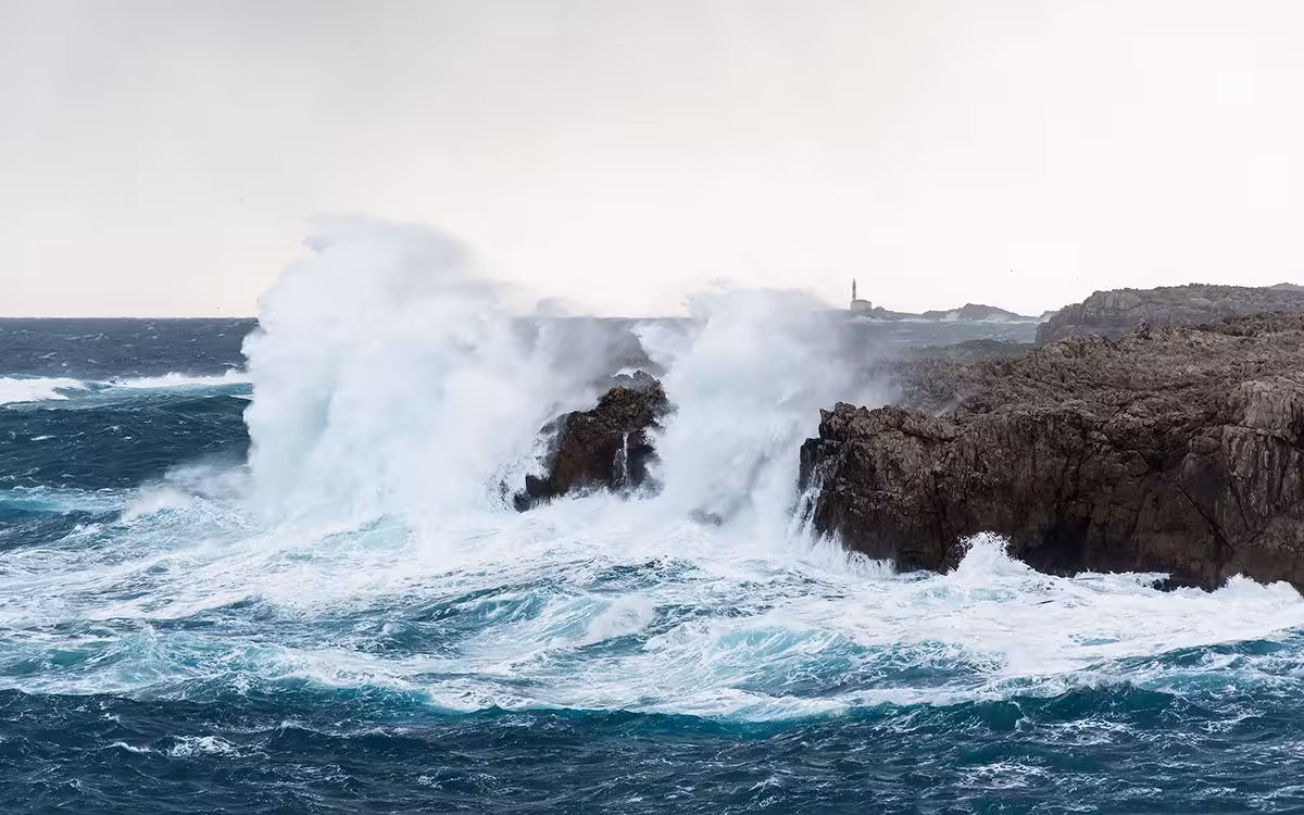 Alerta naranja: olas de más de 8 metros en Maó y viento a 69 kmh en Es Mercadal