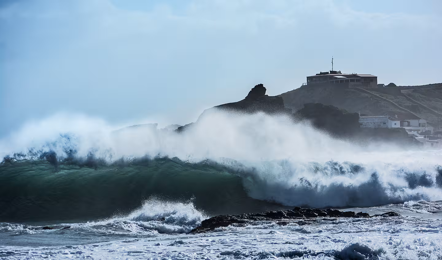 Las olas alcanzan los 9 metros de altura en Maó y el viento sopla a 72 kmh