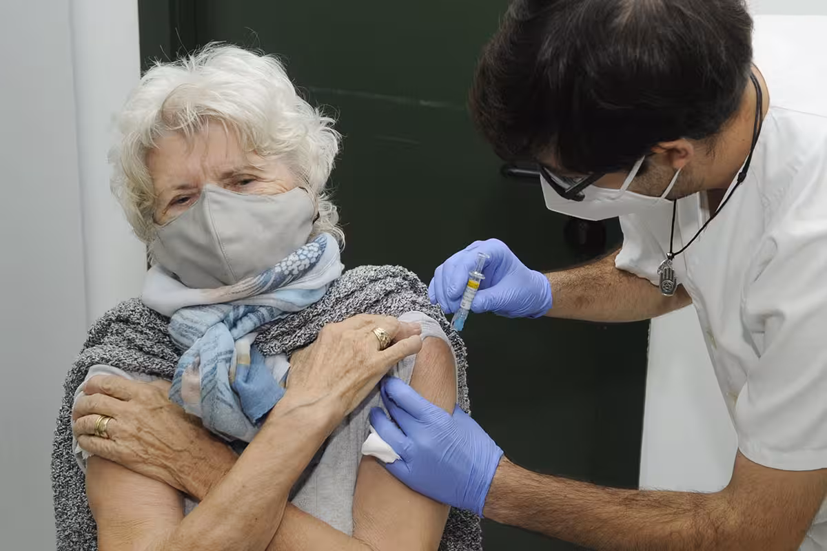 Empieza la vacunación combinada de gripe y Covid a mayores de 70 años