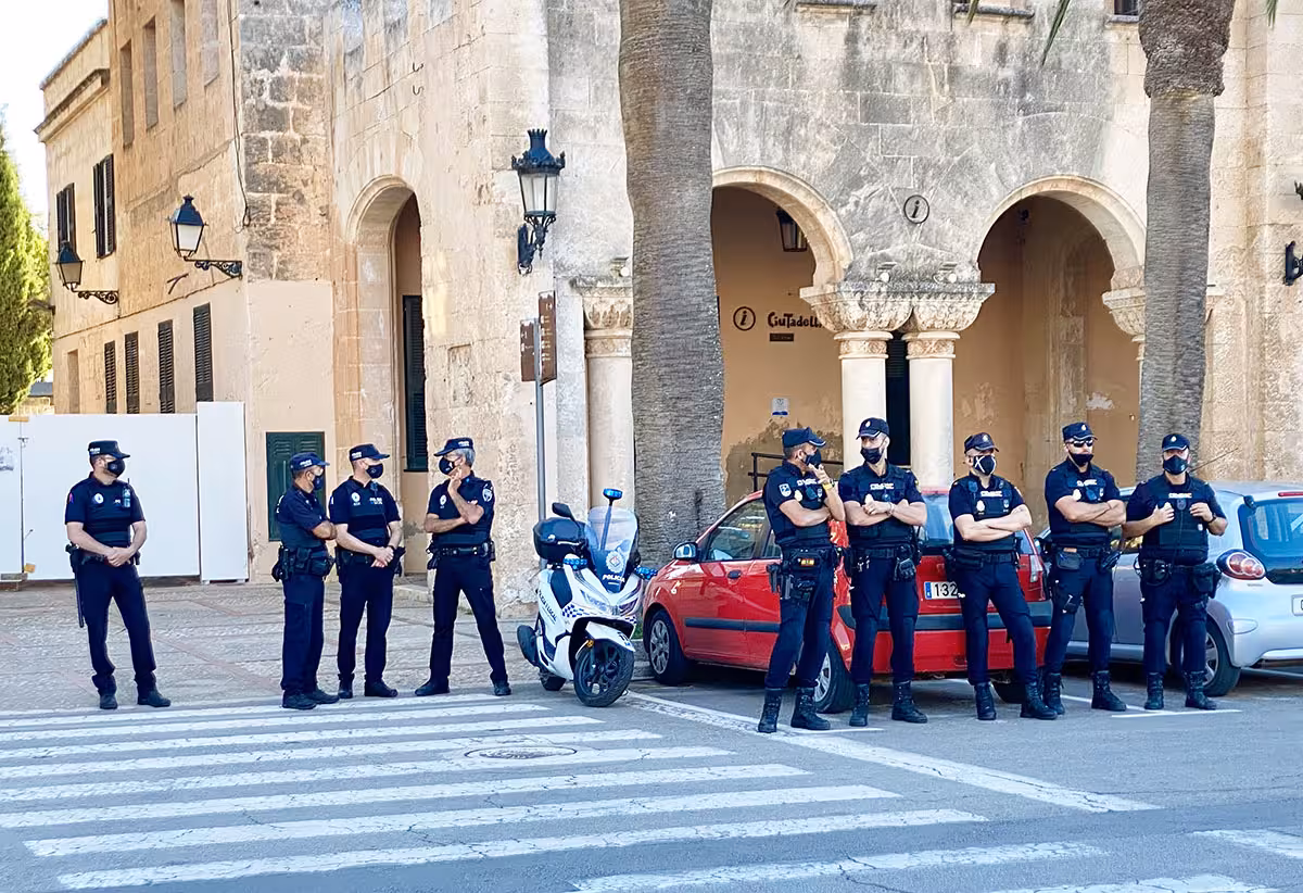 El Govern aprueba una bolsa de policías locales interinos ante la falta de efectivos