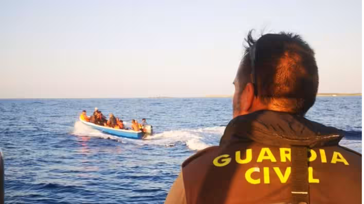 Una patera es interceptada en aguas de Es Caló