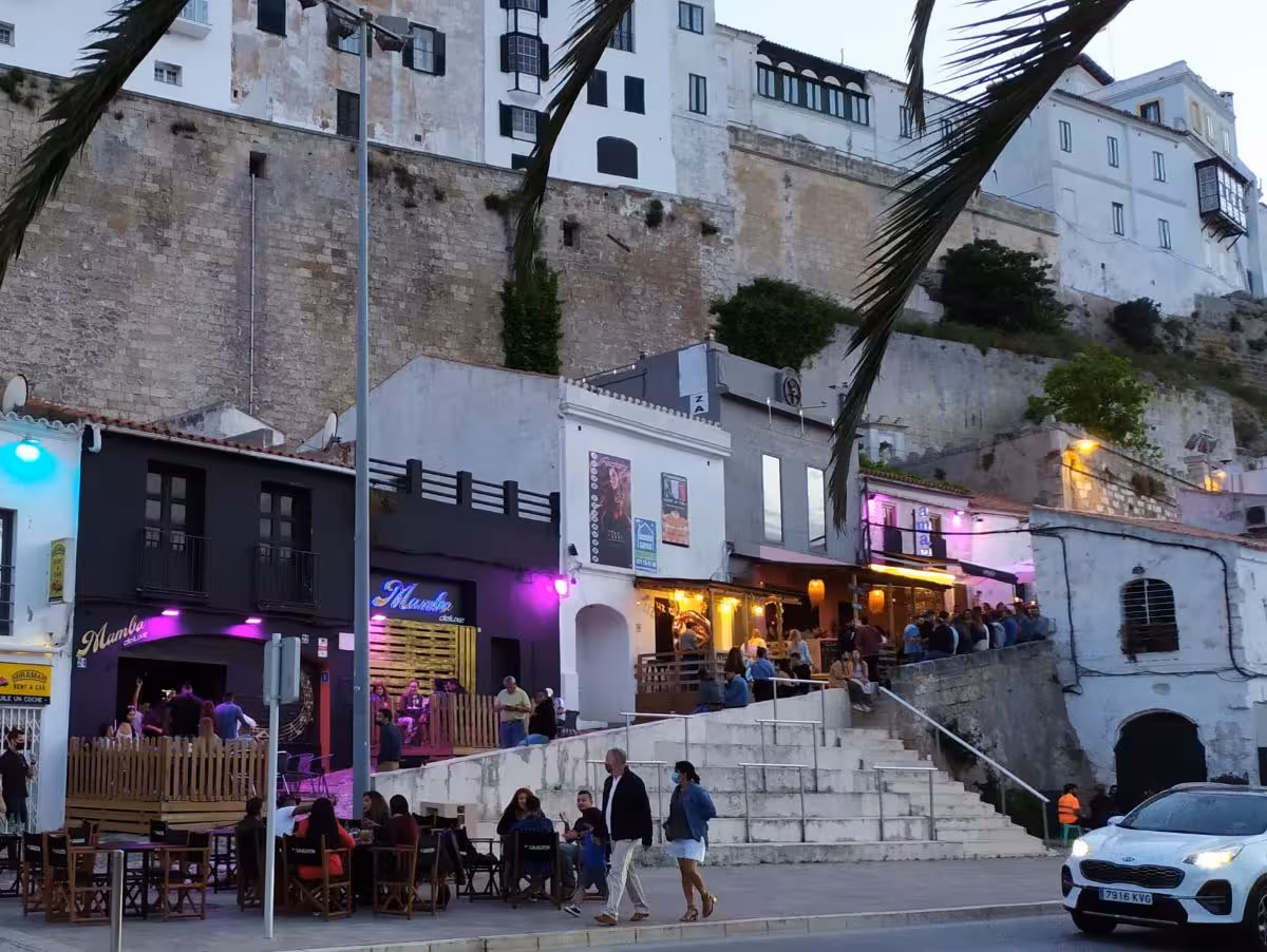 Reducirán las restricciones sociales en horario nocturno en Menorca