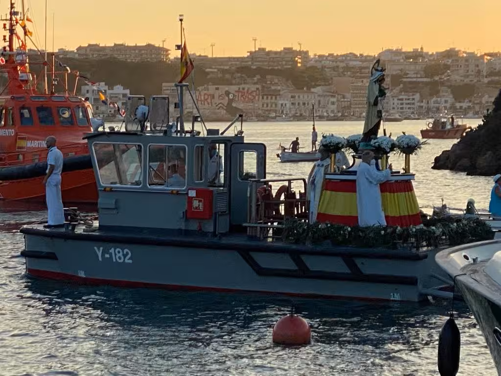 (Vídeos y fotos) Maó celebra la procesión marinera en honor de la Virgen del Carmen