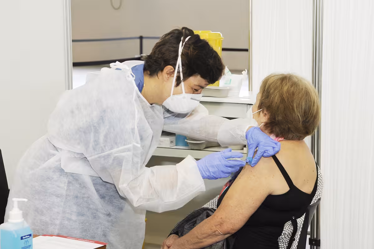 El objetivo de Salut: 100.000 dosis semanales en mayo