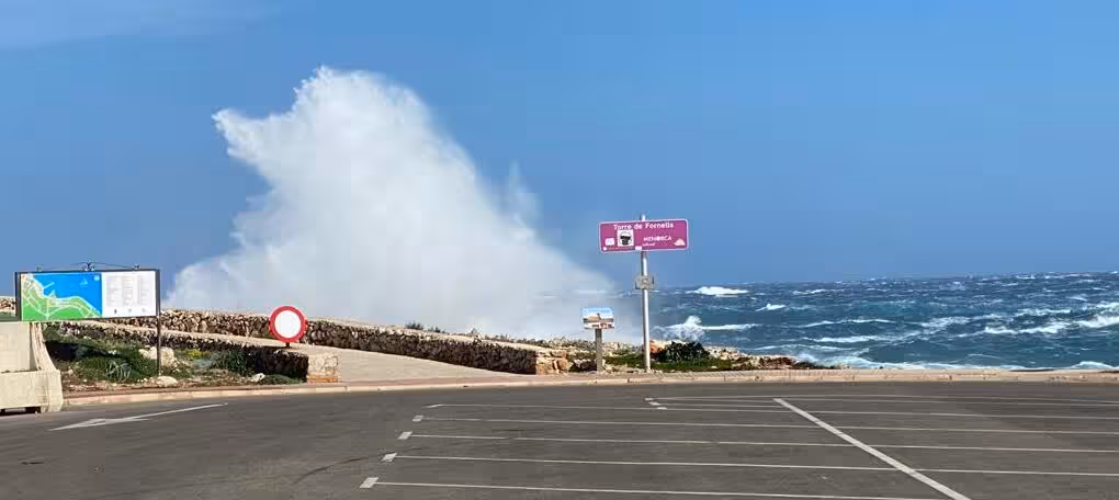 Olas de 7 metros en Maó, viento a 69 kmh en Es Mercadal y cerrado el puerto de Ciutadella