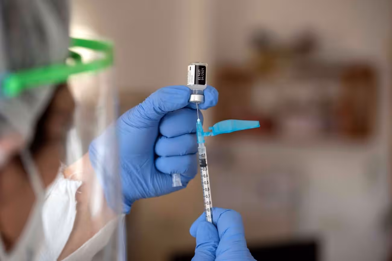 Los sanitarios que se vacunaron de forma irregular recibirán la segunda dosis