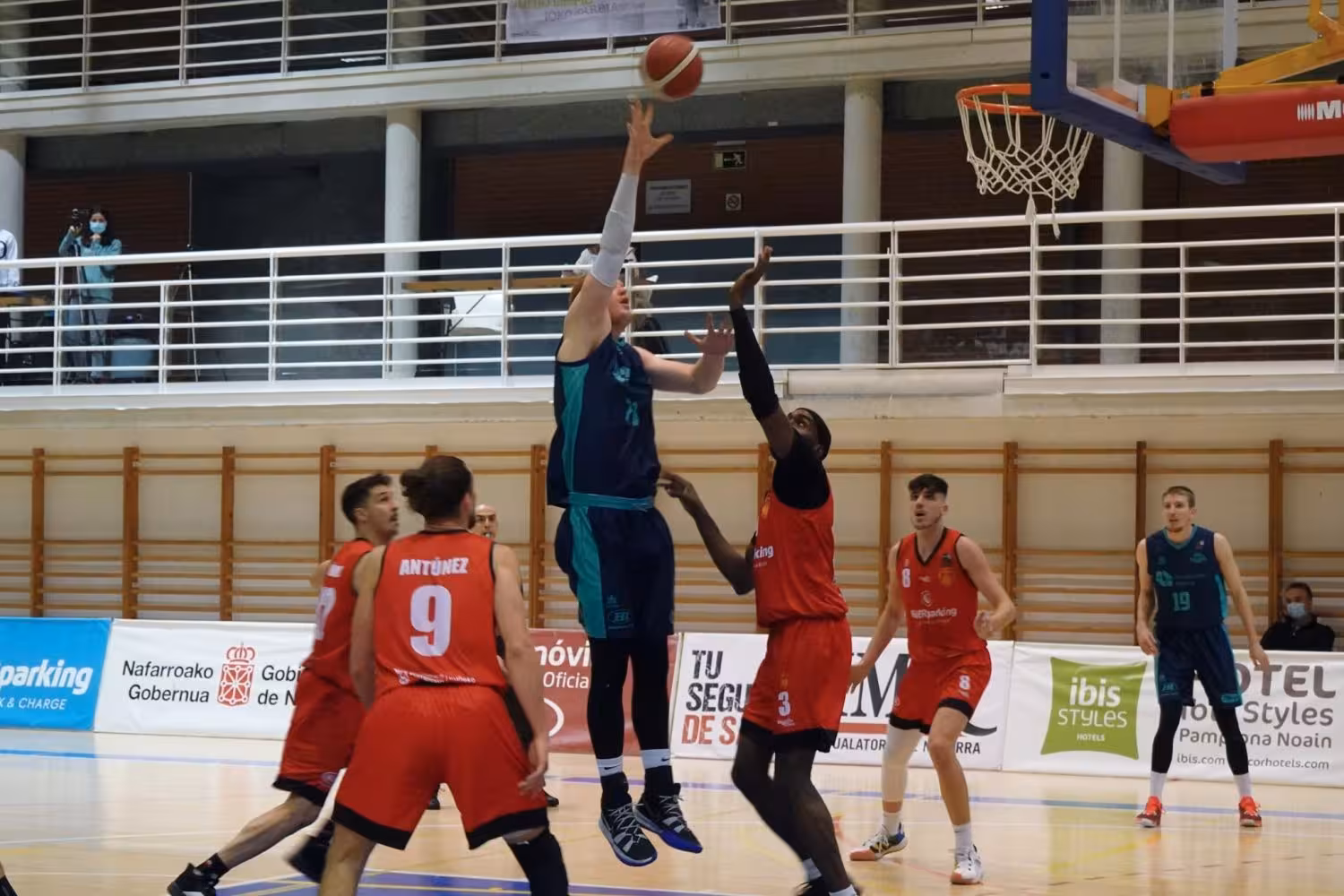 Un gran Dijktra guía al Hestia Menorca hacia un sufrido triunfo